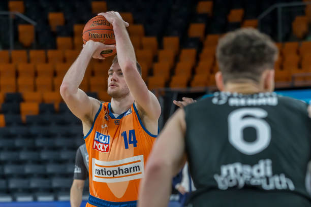 争夺榜首的 争夺榜首的