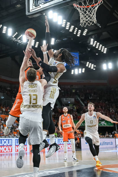 的舞台上展 的舞台上展