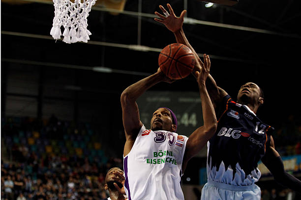 来牵制对手 来牵制对手